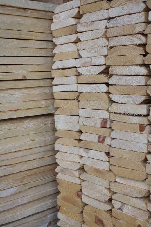 Valmistamme osan pakkauksiin käytettävästä sahatavarasta itse. Pinottuja lautoja